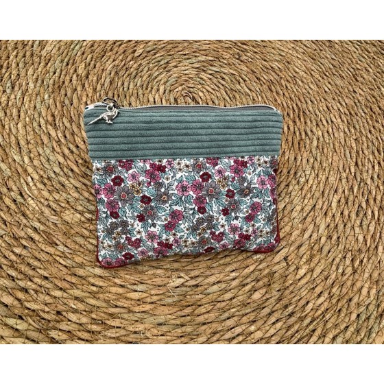 Trousse Ana en velours artisanal bleu clair romantique