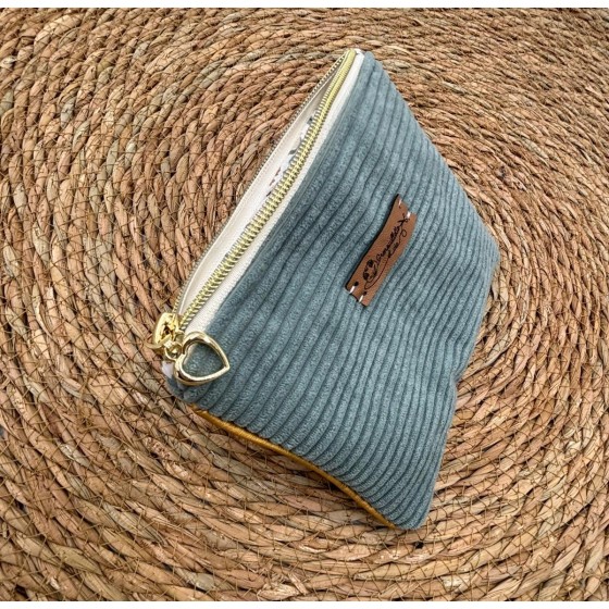 Trousse Ana en velours artisanal bleu clair